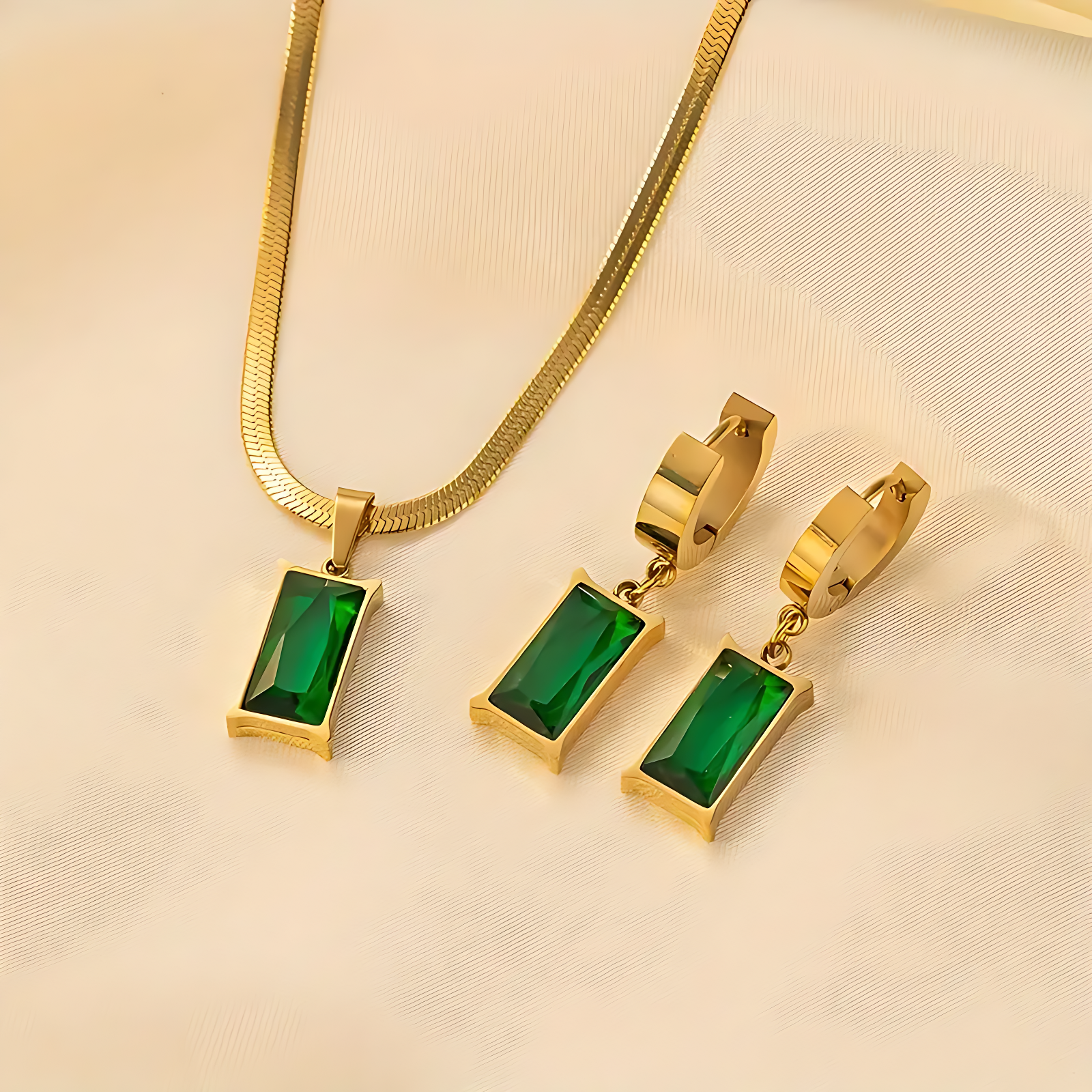 Smaragd lykkebringer øreringe med gratis halskæde | Begrænset tilbud