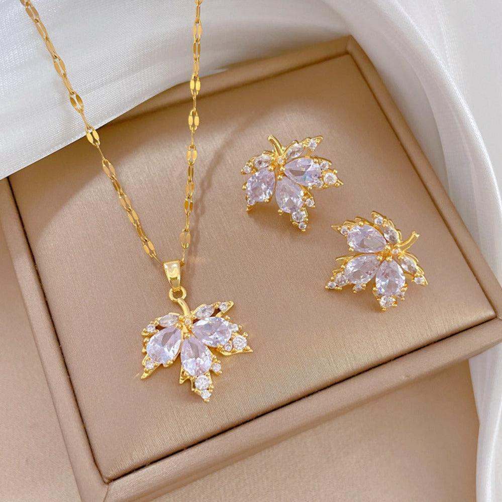 Lykkebringer øreringe i hvidt blad i guld med gratis halskæde | Begrænset tilbud